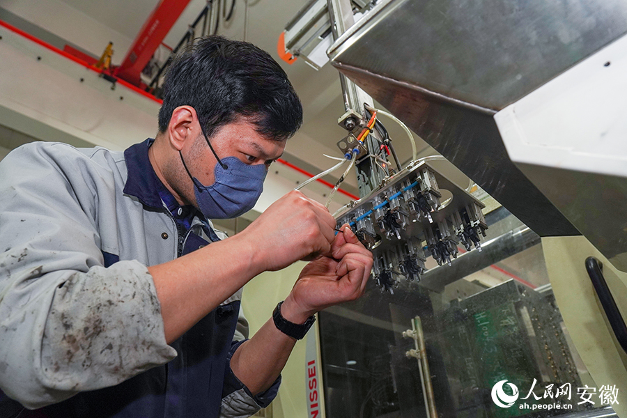 安徽蓝思精密科技有限公司车间内，工作人员正在进行作业。人民网记者 陈若天摄