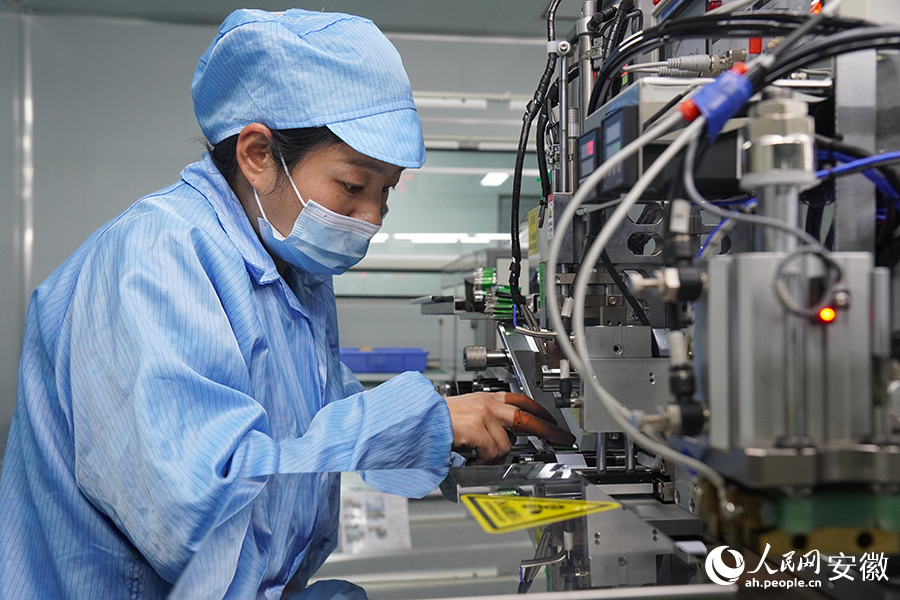 安徽中锂新能源科技有限公司车间内，工作人员正在进行作业。人民网记者 陈若天摄