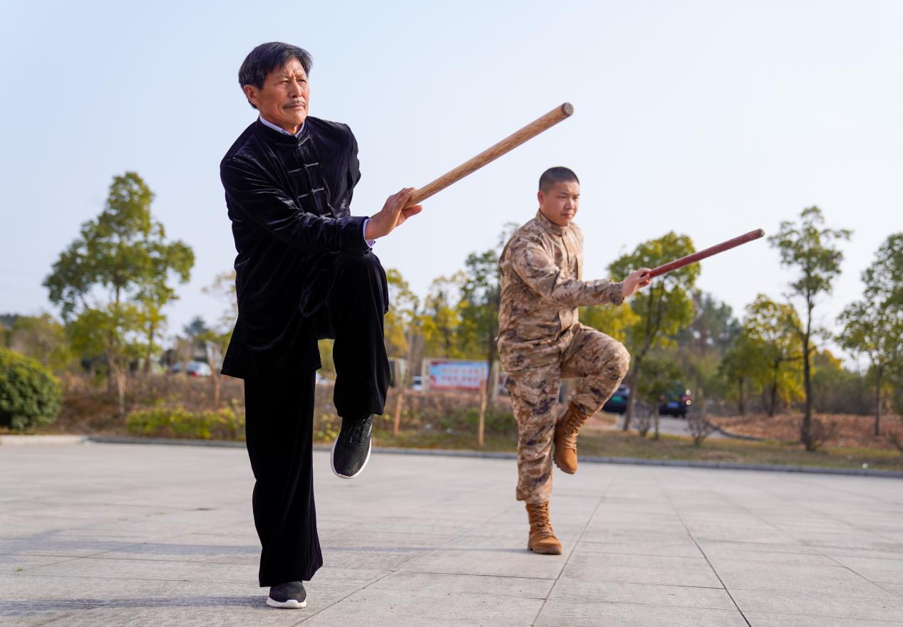 预定新兵在老师的带领下练习“东乡武术”动作要领。 陈磊摄
