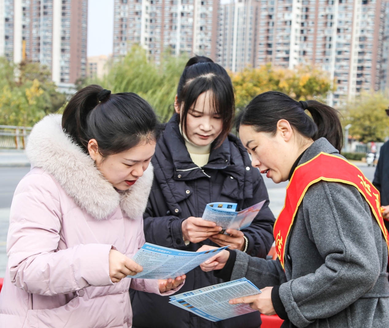 工作人员向群众发放知识宣传单，解答问题。涡阳县妇联供图