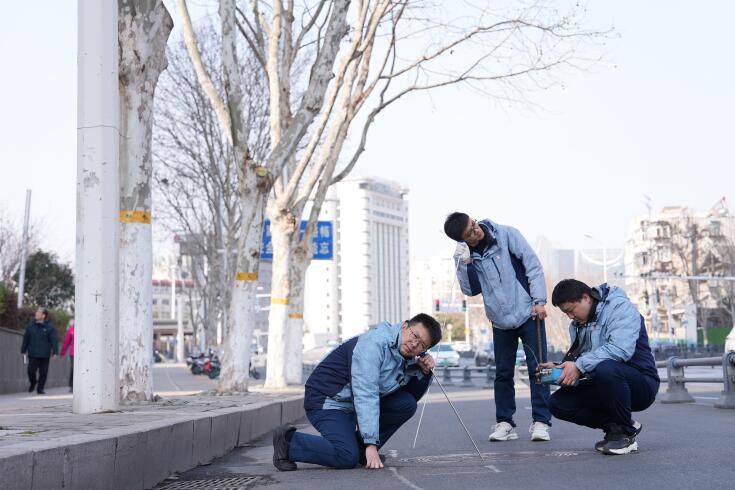 2023年3月8日，“雷锋”听漏队在街头检查听漏。 王浩供图