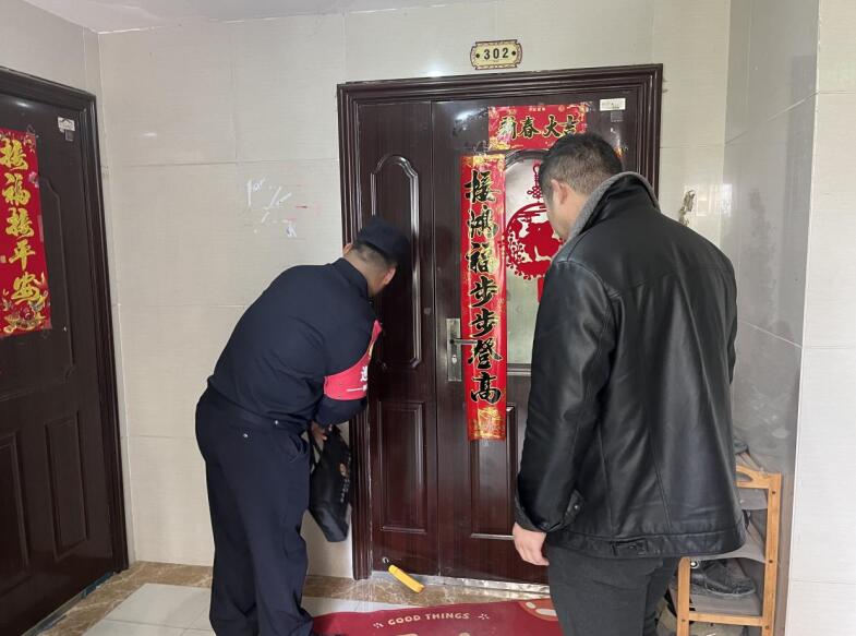检查组正在上户排查飞线充电隐患。胡金鑫摄