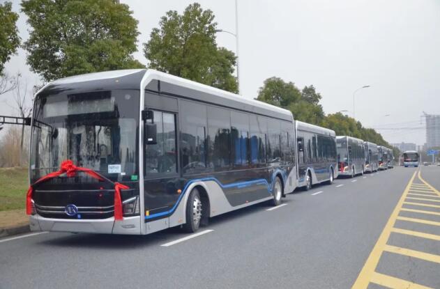 “低地板公交车”投用现场。合肥高新公交供图