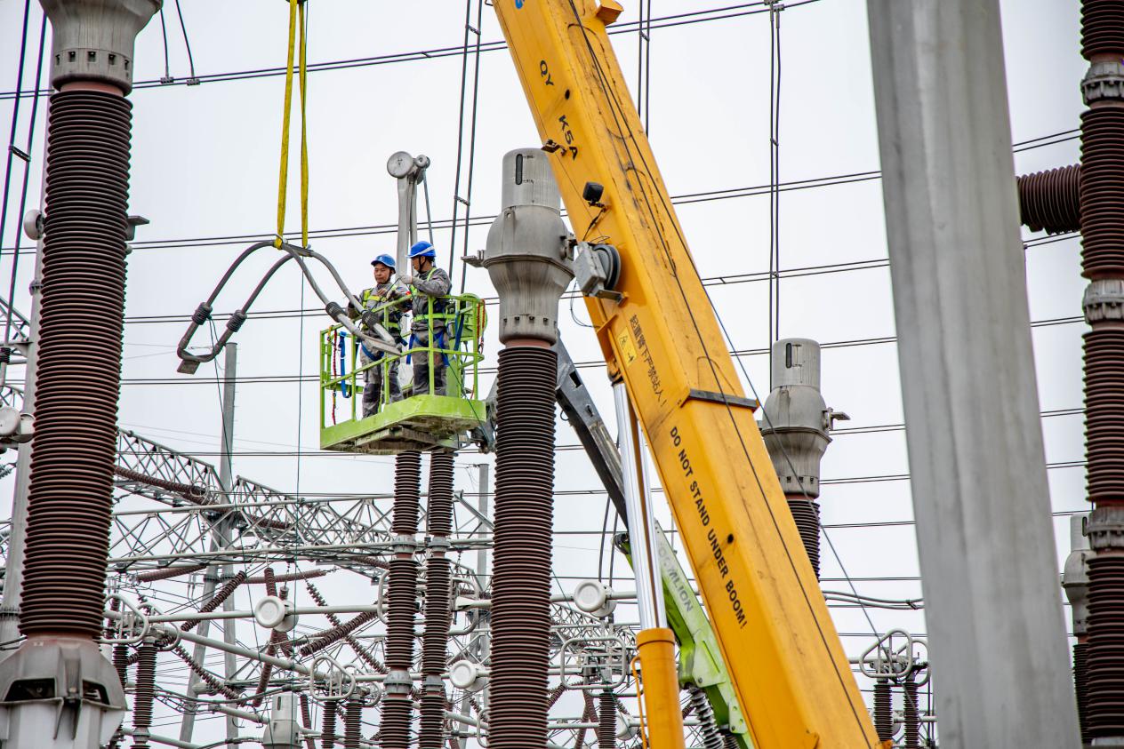 国网淮北供电公司职工对500千伏濉溪变电站的电流互感器开展综合检修。王磊摄