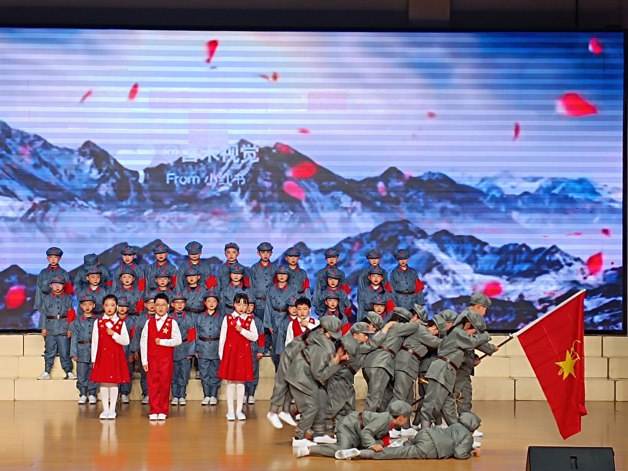 天长市炳辉小学学生朗诵《七律·长征》。丁兆安 摄