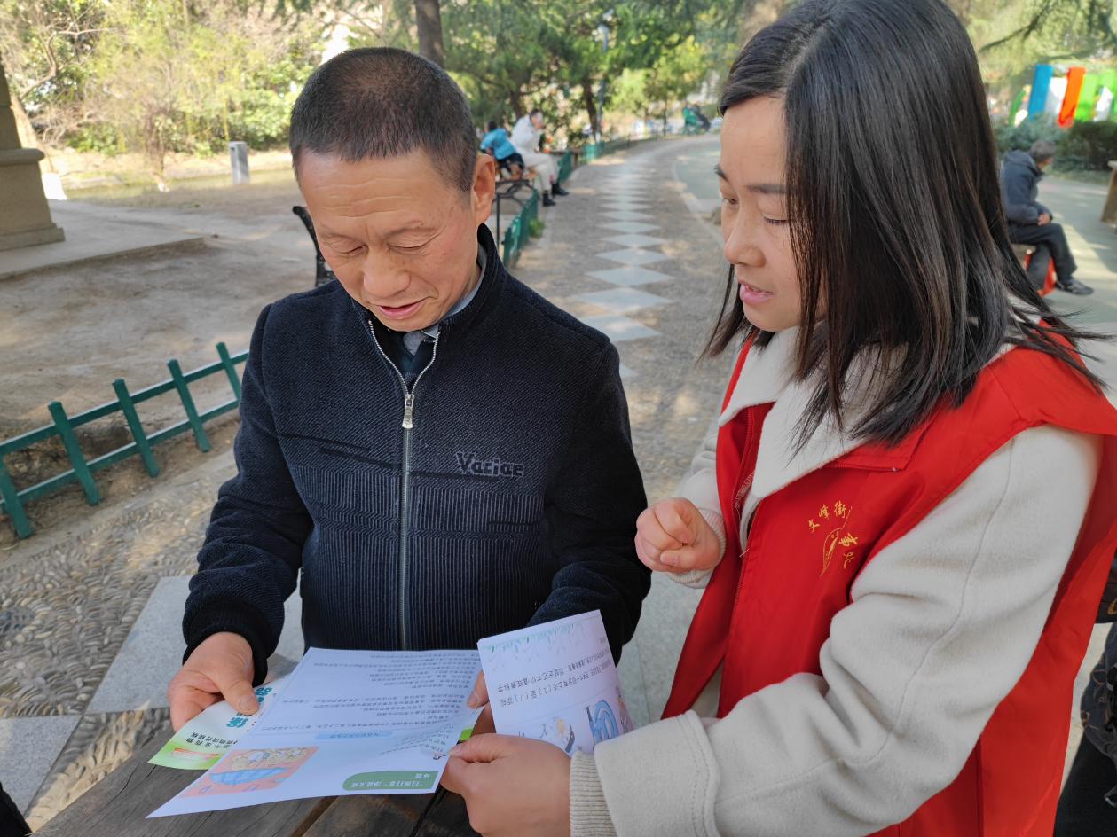志願者向居民群眾現場宣傳。