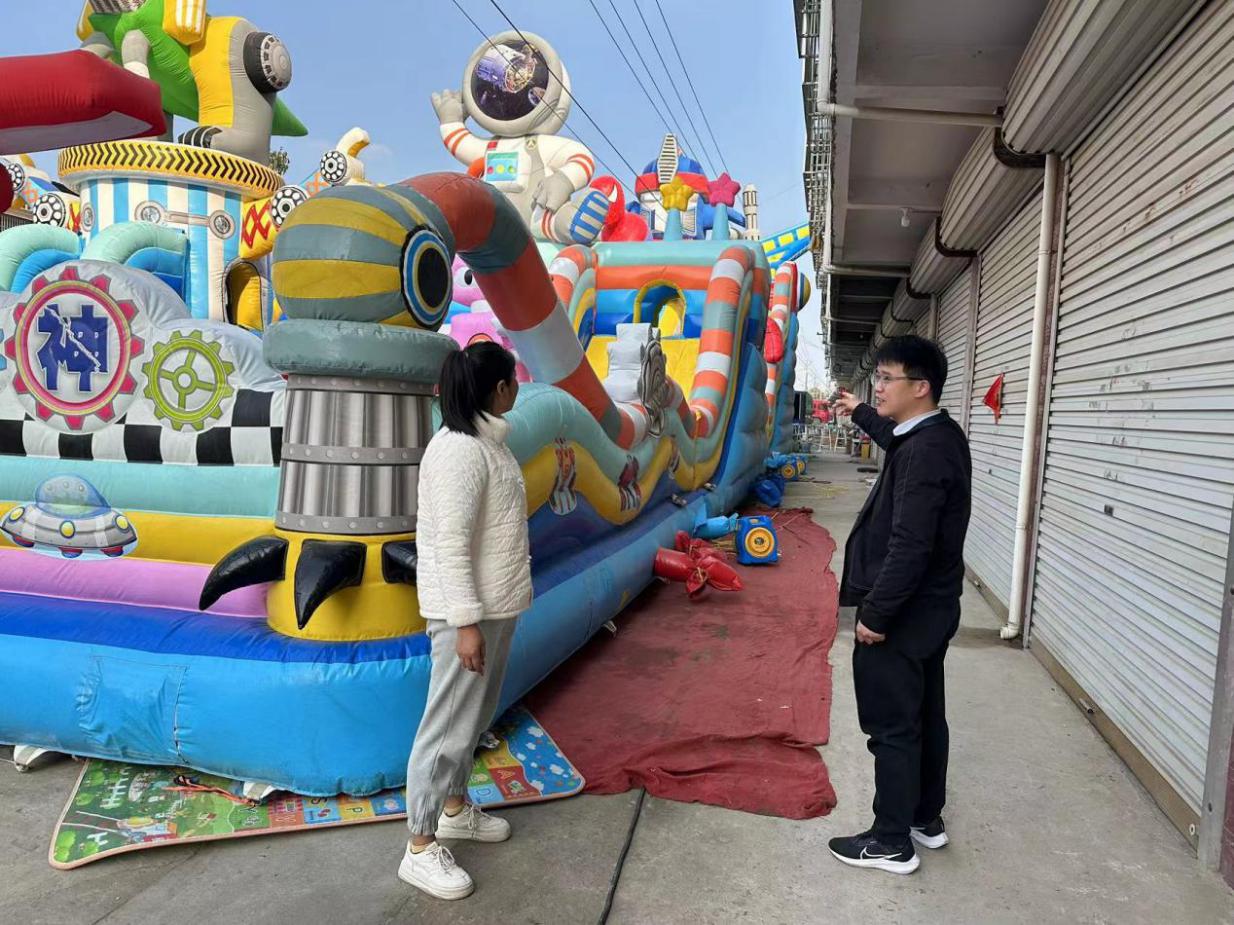 對廟會期間娛樂設施進行排查宣傳。
