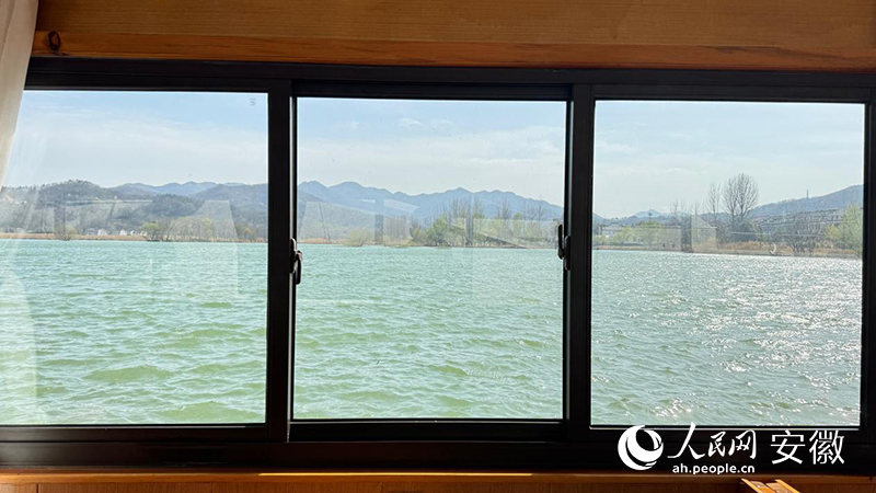 坐在船舶上，金汤湖美景一览无余。人民网 吕欢欢摄