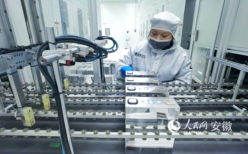 國科能源滁州有限公司的生產線上，工人正在檢查產品。人民網記者 周坤攝