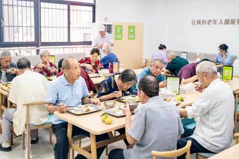 合肥市磨店光明社居好“食”光社区老年食堂内，老人们正在就餐。合肥市民政局供图