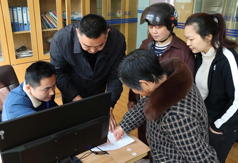 王奶奶在辦理繼承公証。