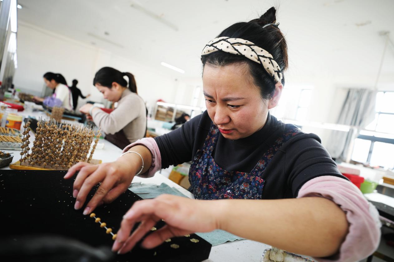 佑鑫饰品生产车间里，双堆集镇沈湖村村民在家门口就业。范胜明摄