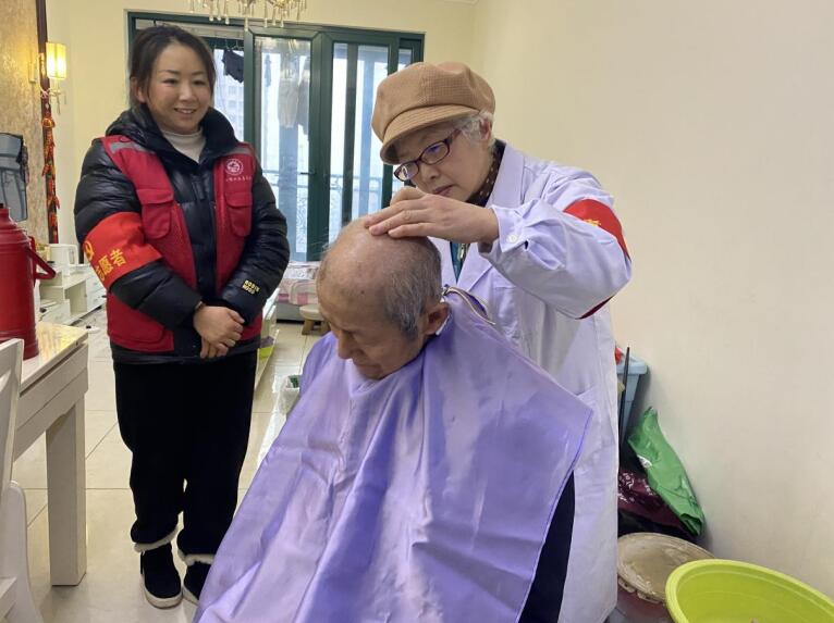 爱心义剪，情暖人心。长丰县双墩镇供图