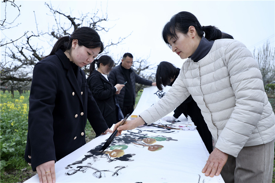 活动现场，当地书画家为游人泼墨挥毫。人民网记者 陶涛摄