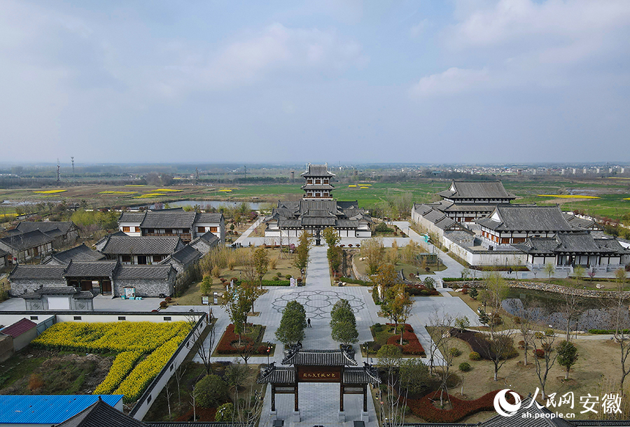 春日的包公故里文化园，与周围风景组成一幅五彩斑斓的画卷。人民网记者 王晓飞摄