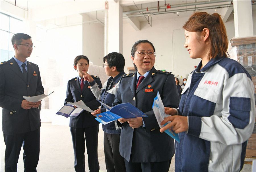 国家税务总局淮南市税务局第二税务分局工作人员走进淮南高新园区企业。陈彬摄