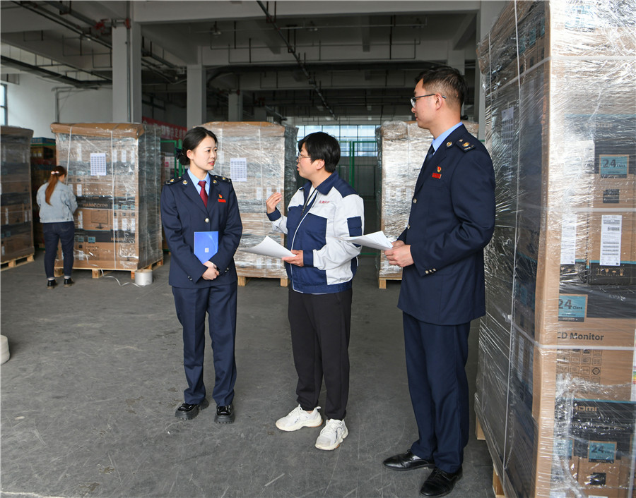国家税务总局淮南市税务局第二税务分局工作人员走进淮南高新园区企业。陈彬摄