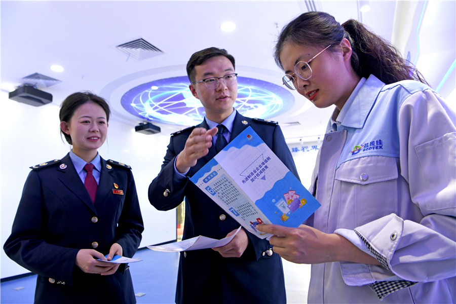 国家税务总局淮南市税务局第二税务分局工作人员走进淮南高新园区企业。陈彬摄