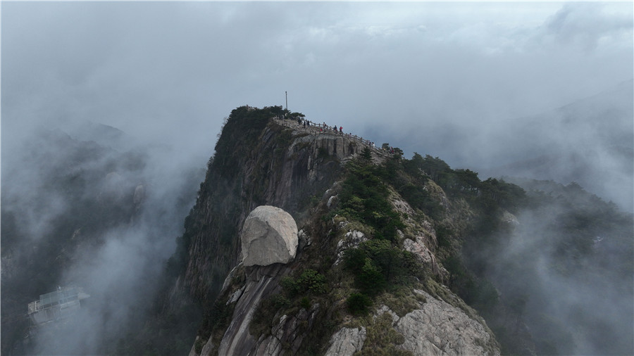 赴一场九华山如约而至的春雨。李晓白摄