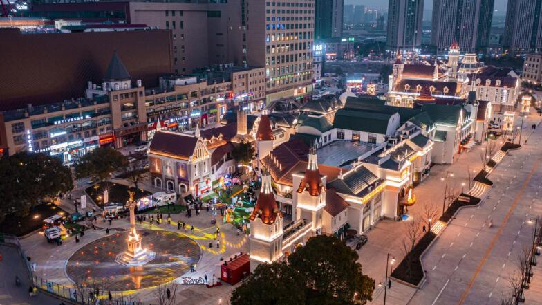 合肥经开区欧洲风情街夜景。合肥经开区党政办供图