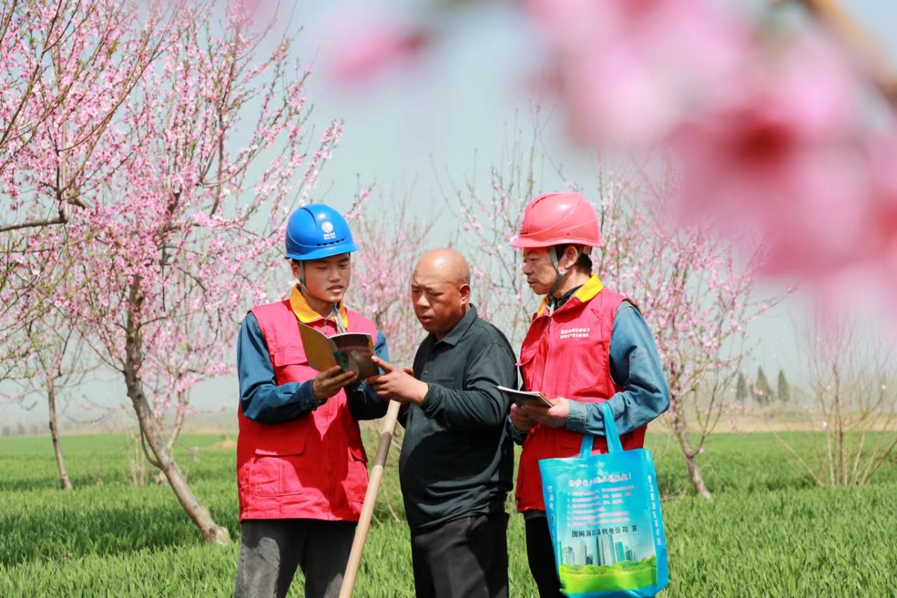 國網渦陽縣供電公司工作人員在田間地頭向群眾宣傳春季安全用電知識。潘祥祥攝