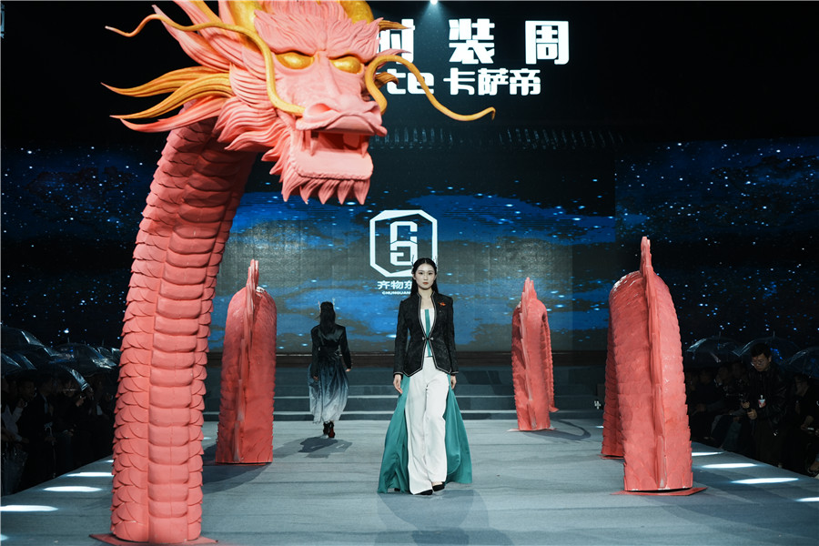 第五屆洛陽牡丹時裝周開幕 古都與時尚“擦出火花”。人民網記者 王銳攝