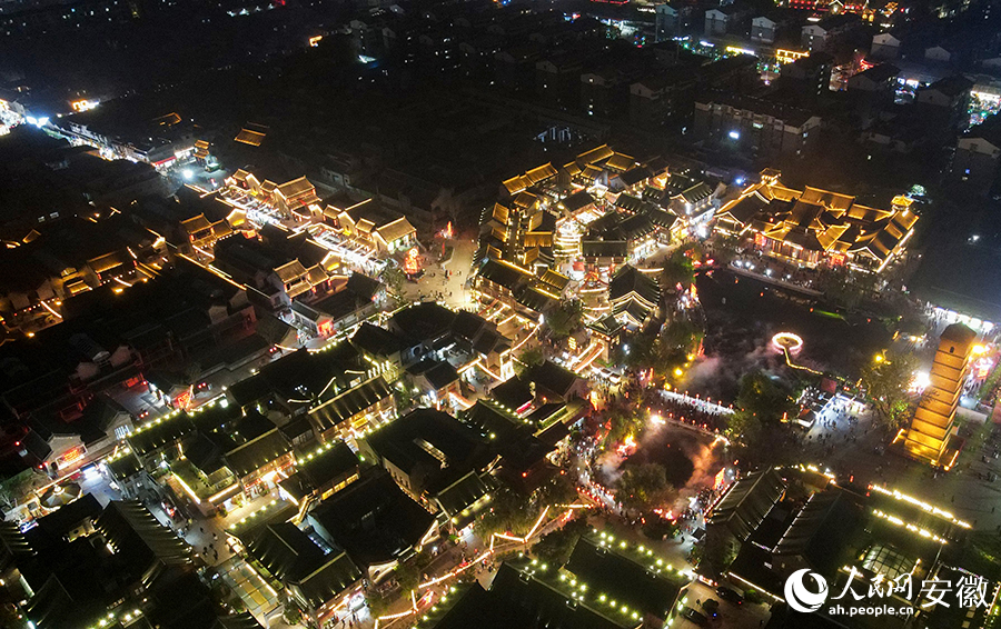 流光溢彩，繁华热闹的洛邑古城。人民网记者 王锐摄