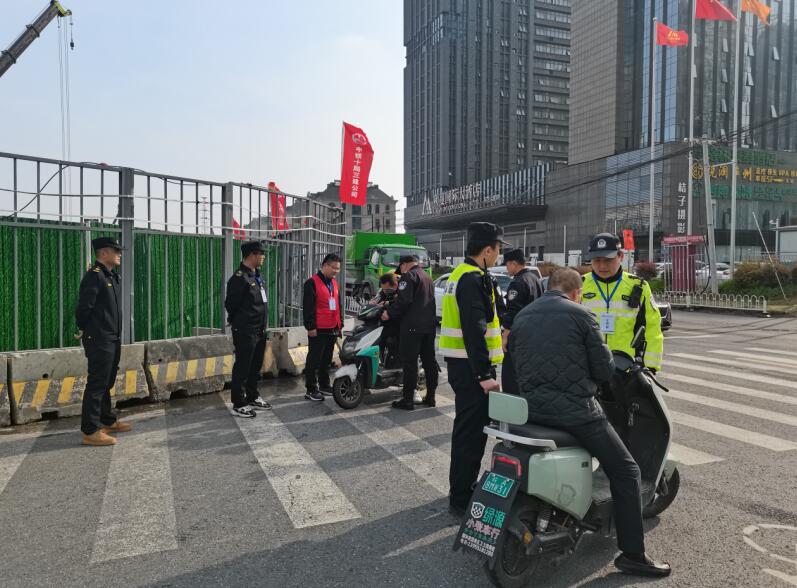 交警正在對有交通違法行為的電動自行車進行警示教育勸導。李琴琴攝