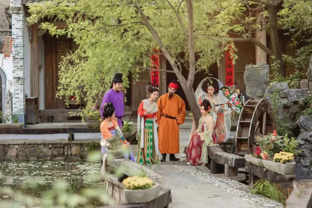在劉園·古徽州文化園，游客穿著華服沉醉其間。