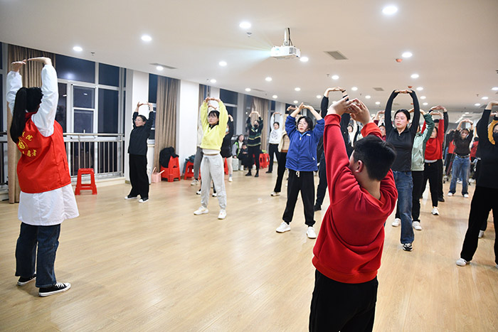 青年学员们在学习八段锦