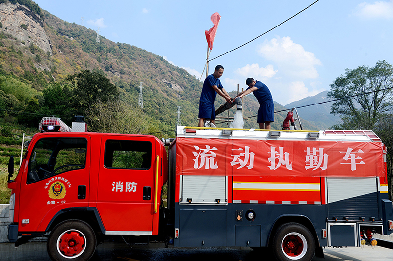2023年9月底10月初，金寨县消防救援大队用消防车为群众送水。金寨县委宣传部供图