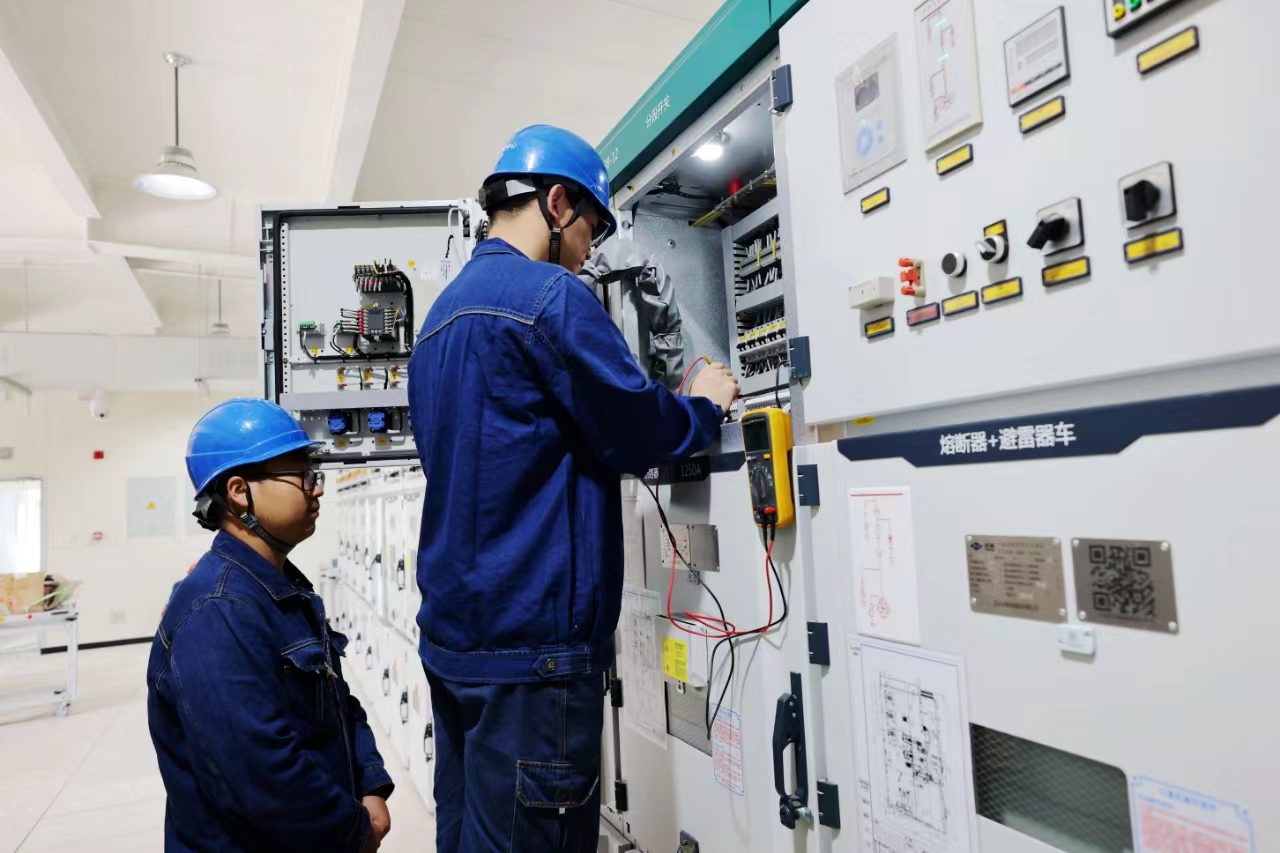 4月9日，电力工作人员正在对亳州涡阳35千伏四清变电站进行最后的设备调试和验收，确保该变电站安全顺利投运。