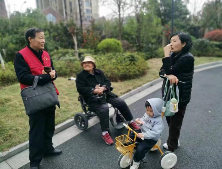 红色小管家在小区收集居民建议。王静雯摄