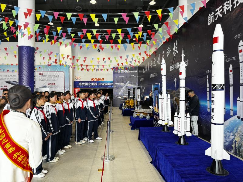 科普展吸引了大批青少年参观。李向向供图