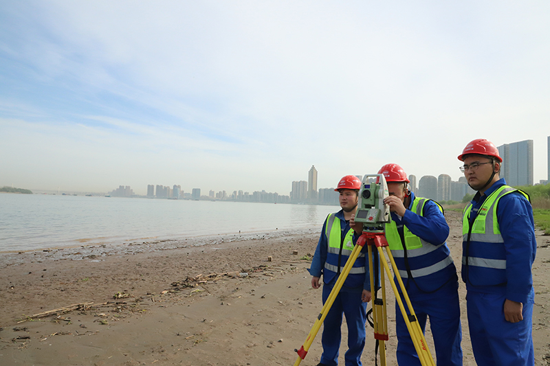 技术人员在长江南岸进行隧道施工地面监测。闫波摄