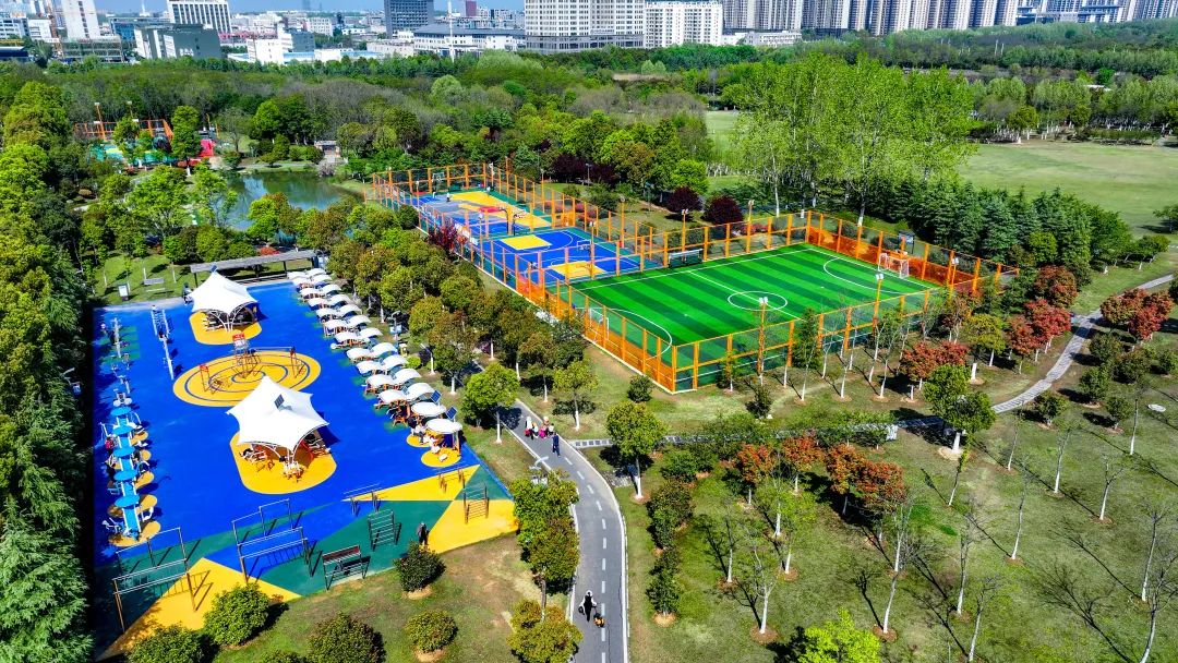 四季花海公园内健身场地免费开放。
