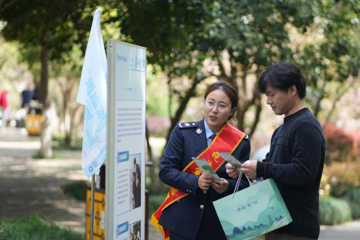 税务干部为登山群众解答税收问题。鸠江区委宣传部供图