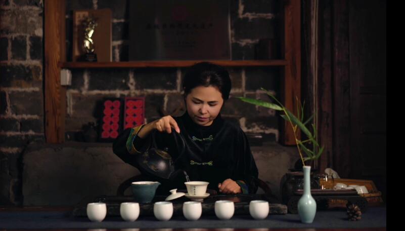 吕淑芬正在为大家展示祁鸣春非遗制茶技艺。