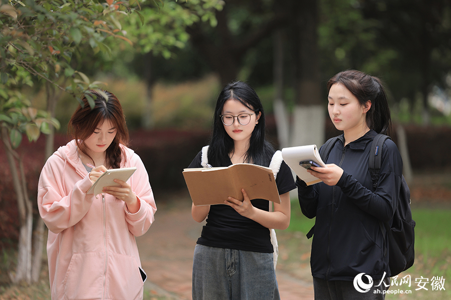 几位学生在认真记笔记。人民网记者 王晓飞摄
