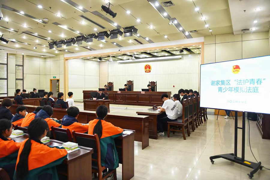 模拟法庭现场肃穆庄严。