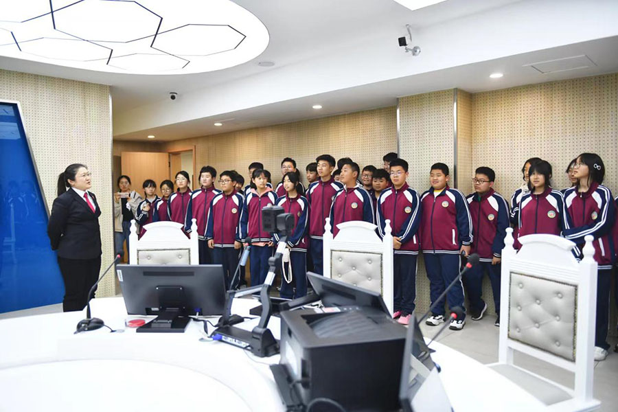 同学们参观少年法庭。