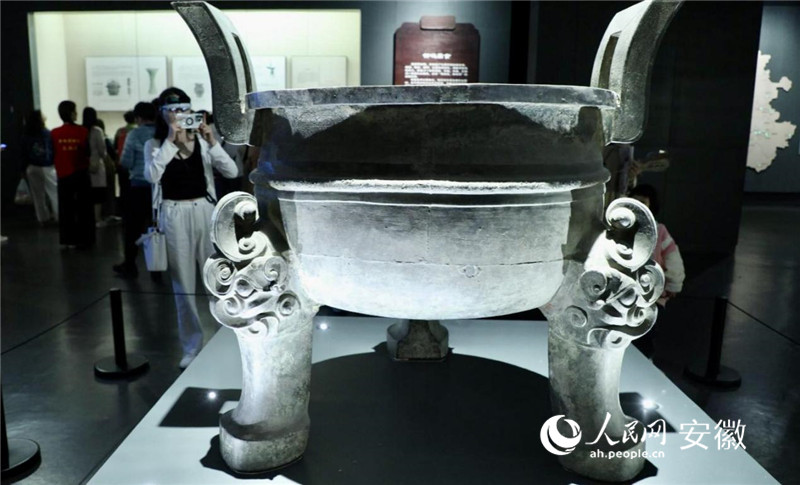 现藏于安徽省博物院的楚大鼎。人民网记者 陶涛摄