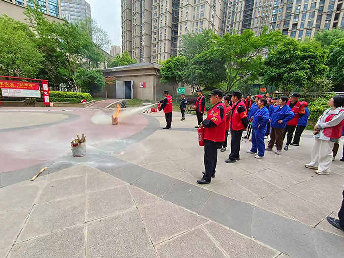 海棠社区开展消防安全演练活动灭火实操