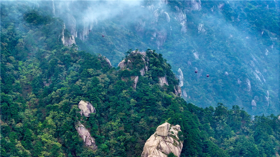 九華山天台景區迎來瀑布雲景觀。