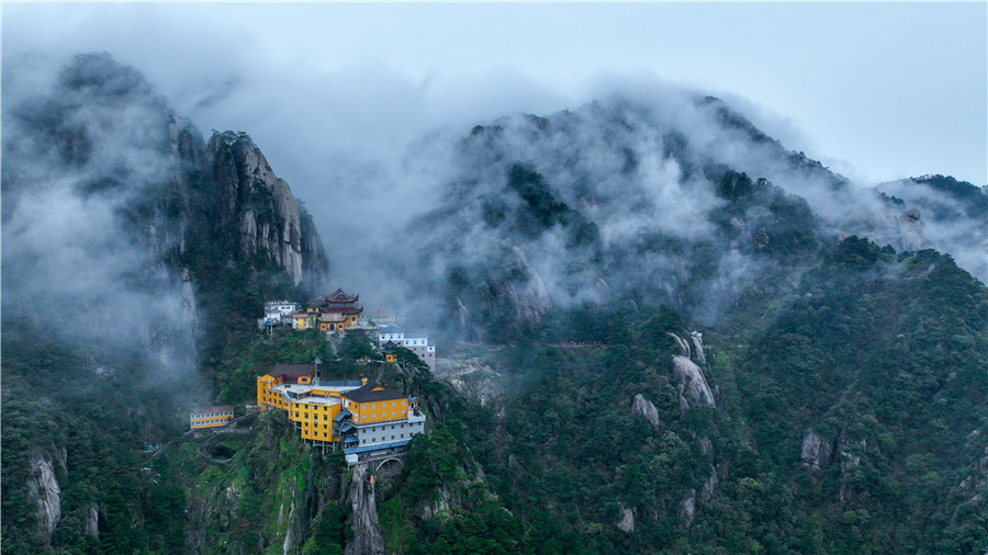 九華山天台景區迎來瀑布雲景觀。