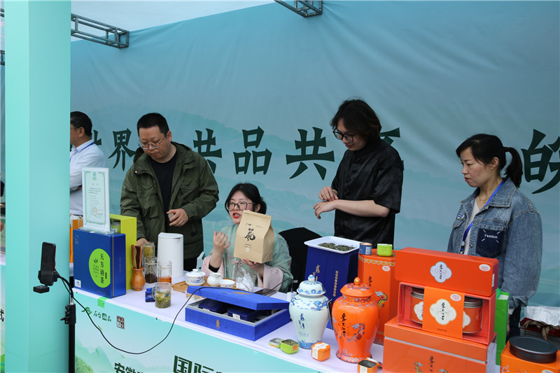 硒茶展示展销。汪瑶摄