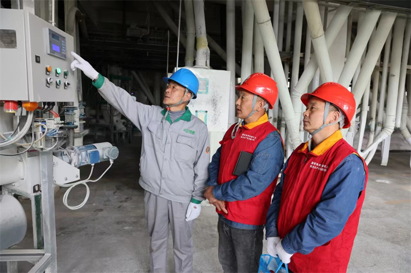 供电公司共产党员服务队员来到安徽涡阳正宇面粉有限公司生产车间，了解企业生产情况及用电需求。潘祥祥摄