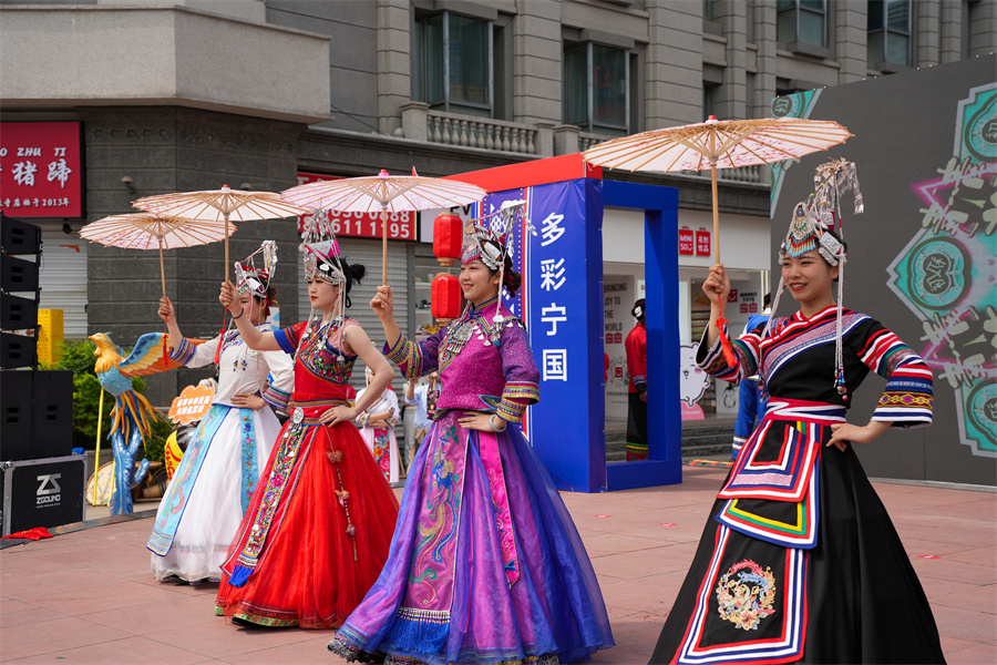 畲族传统服饰展示。人民网记者 王锐摄