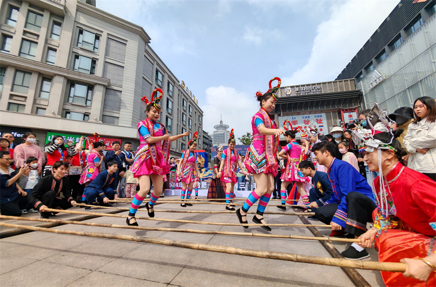 畲族少男少女正在表演竹竿舞。人民网记者 王锐摄