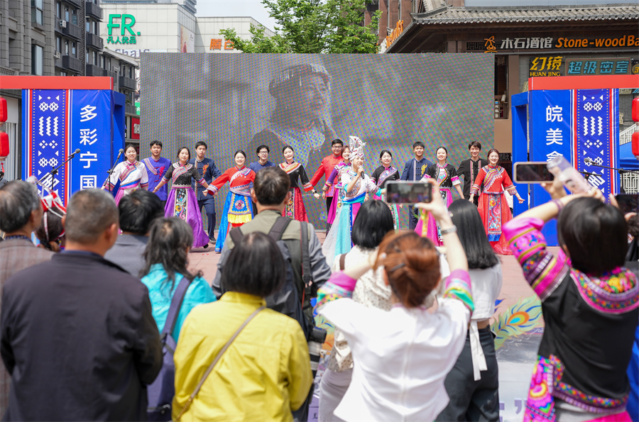 畲族特色歌舞展演吸引了大量合肥市民现场观看，人民网记者 王锐摄